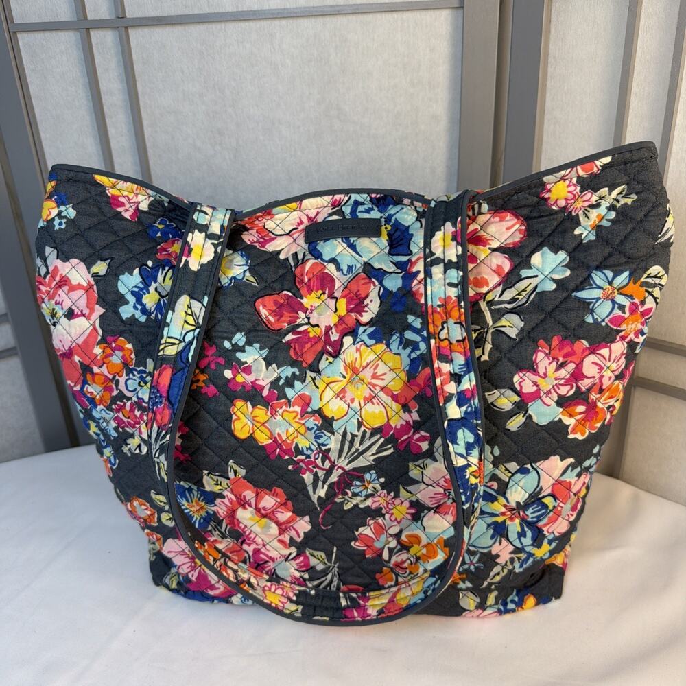Vera Bradley Quilted Tote Bag Pretty Posies Snap Close With Side Zipper Pocket